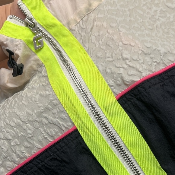 GUESS WINDBREAKER SUPER CUTE GUESS JACKET ZIPPER LIGHT WEIGHT HOODIE STYLE ZIP - Picture 14 of 15